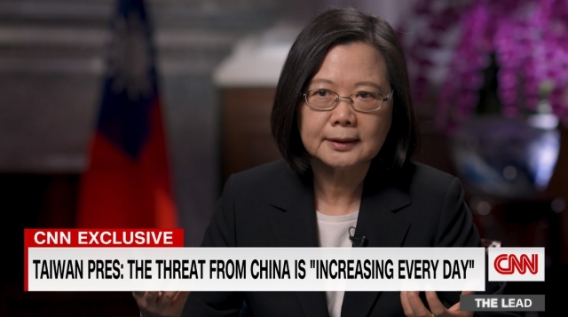 차이잉원 대만 총통이 28일(현지시간) 방영된 미국 CNN방송 인터뷰에서 "중국으로부터의 위협이 매일 증가하고 있다"며 대만 영토에 미군이 주둔하고 있음을 공식 확인했다. CNN 홈페이지