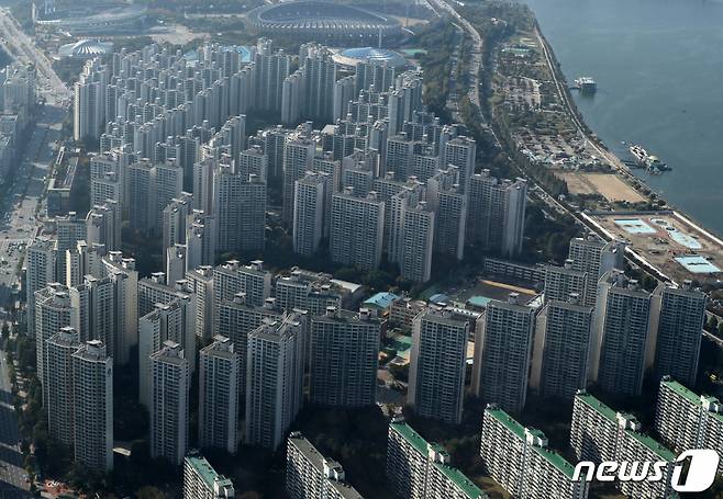 (서울=뉴스1) 박세연 기자 = 서울 아파트 평균 매매가격이 12억원을 돌파했다. 6개월 만에 평균 1억원이 상승하며 집값이 치솟는 모습이 이어지고 있다.   25일 KB국민은행 리브부동산에 따르면 10월 서울 아파트 평균 매매가격은 12억1639만원을 기록해 9월(11억9978만원)보다 1661만원 올랐다. 문재인 정부 출범 이후 서울 아파트값은 가파르게 상승했다. 2017년 5월(6억708만원) 6억원인 서울 아파트값은 4년5개월 만에 6억931만원 오르며 출범 당시 2배 수준이 됐다. 사진은 이날 서울 송파구 롯데월드 서울스카이 전망대에서 바라본 아파트단지 모습. 2021.10.25/뉴스1