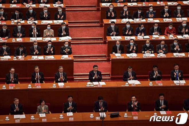 시진핑 중국 국가주석이 11일(현지시간) 베이징 인민대회당에서 열린 전국인민대표대회(전인대) 폐막식서 대의원들과 박수를 치고 있다. 2021.3.12./사진=(베이징 AFP=뉴스1)