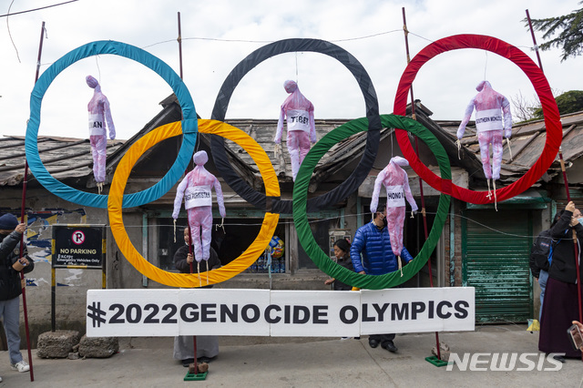 [다람살라=AP/뉴시스]지난 2월 3일(현지시간) 인도 다람살라에서 티베트인들이 2022 베이징 동계올림픽 개최 반대 시위를 하면서 오륜에 다섯 개의 허수아비를 목매다는 퍼포먼스를 펼치고 있다. 이들은 베이징 동계올림픽이 '인종학살' 올림픽이라며 5개의 허수아비가 각각 티베트, 대만, 홍콩, 내몽골, 동투르키스탄을 상징한다고 밝혔다. 2021.10.28.