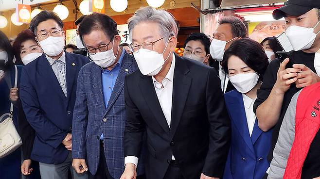 신원시장 방문한 이재명 민주당 대선후보