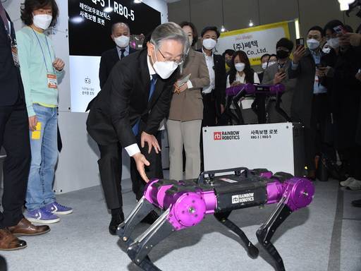 더불어민주당 이재명 대선후보가 28일 경기도 고양 킨텍스에서 열린 ‘2021 로보월드’에서 참가 업체의 사족보행 로봇을 살펴보고 있다. 고양=국회사진기자단