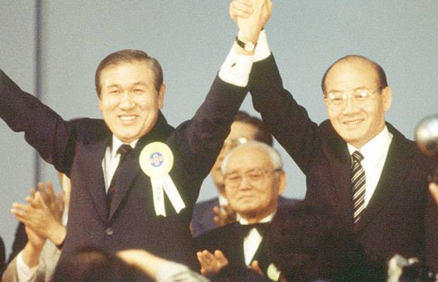 대한민국 제13대 대통령을 지낸 노태우 전 대통령이 26일 숨졌다. 사진은 1987년 민정당 전당대회에서 대통령 후보로 지명된 노태우 대표(왼쪽)가 전두환 대통령과 손을 맞잡고 대의원들의 환호에 답하는 모습. 연합뉴스