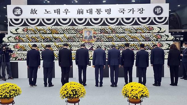 28일 오전 부산시청 1층 로비에 마련된 노태우 전 대통령 분향소에 이병진 행정부시장을 비롯한 부산시 간부 공무원들이 조문하고 있다. 박형준 부산시장은 서울 출장 중이어서 참여하지 못했고, 이날 운영을 시작한 분향소에 일반 시민의 조문은 뜸했다.&nbsp; &nbsp; 연합뉴스