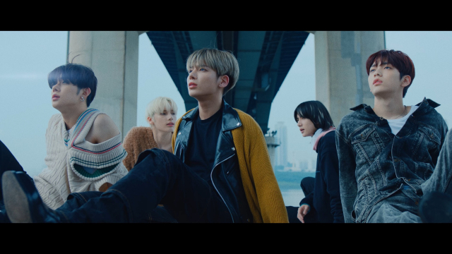 Group TOMORROW X Twogether showed the movie-like Music Video.Big Hit Music, a subsidiary of TOMORROW X Twogether (Subin, Fed, Bumgyu, Taehyun, and Humanning Kai) released the Music Video of the regular 2nd album Chaosing Zone: FREEZE on the official SNS channel on the 28th.The background of imagination that is comparable to one fantasy movie, the expression of the five members, and the sound and lyrics of the intense and UNIQ Frost combined to enhance the perfection of Music Video.Music Video begins with the look of five Boys fleeing Magic Island, where blizzards hit and everything starts to freeze.A news flash of sinkholes have been created in Seoul is seen above the Boys leaving the subway station.Five Boys move to Magic Island by opening the border with beads in their hands, meet the fortune teller and receive cards containing their hidden fates.Cards move the Boys to different locations, including the burning ancient city, sand desert, fractal caves, trees in the sky sea, and mirror mazes.Five Boys, who have escaped from the place of fate after the struggle, find Magic Island frozen and flee back to reality.A fortune tellers book from Magic Island was placed next to the hands of Taehyun, who returned to reality, raising questions about the story to be unfolded in the future.Frost is a trap-based hyperpop genre that likens Boys mind, which is confused after realizing his given fate, to surrey.It is a song linked to the original Kahaani The Star Seekers, which contains the growth of five special Boys.The intense and UNIQ sound created by the rough texture percussion and heavy bass adds to the experimental vocal sound of TOMORROW X Twogether, capturing the ears.Ashnikko, an active artist in London, worked and member Fed participated in the songwriting.Meanwhile, TOMORROW X Twogether will release EP Chaotic Wonderland on Japan on the 10th of next month.