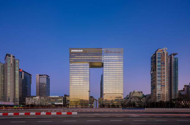 분당 두산타워 전경. ‘ㄷ'자를 수직으로 세워놓은 듯한 건물이 4개의 매스(덩어리)로 분할되어 있다. /간삼건축 정동욱작가