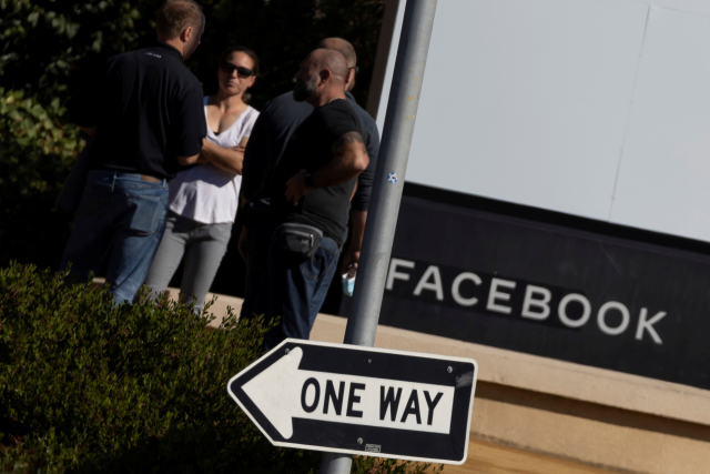 27일(현지 시간) 미국 캘리포니아 먼로 파크에 있는 페이스북 본사 앞에서 직원들이 대화를 나누고 있다. /로이터연합뉴스