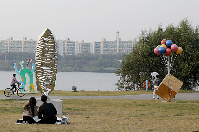 크라운해태제과가 서울 한강공원에서 개최한 세계 최대 규모의 야외 조각 전시회 작품을 시민들이 관람하고 있다. /사진 제공=크라운해태
