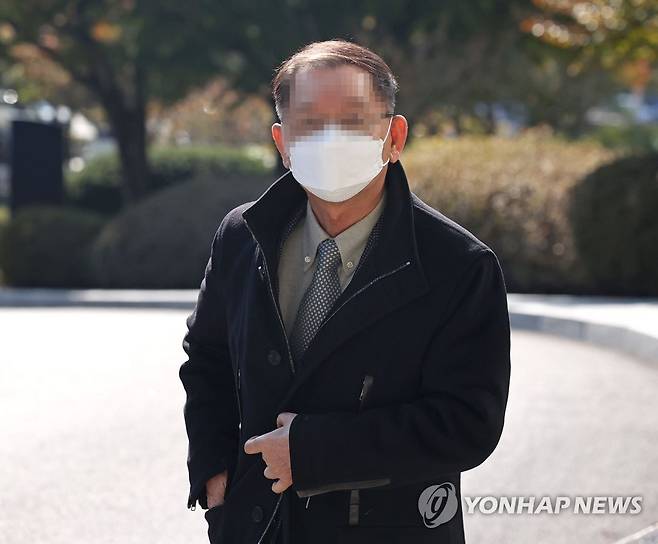 검찰, '대장동 의혹' 황무성 전 성남도시개발공사 사장 소환 (서울=연합뉴스) 류영석 기자 = 성남 대장동 개발 로비·특혜 의혹 사건과 관련해 검찰 조사를 받고 있는 황무성 성남도시개발공사 초대 사장이 지난 24일 오후 참고인 신분으로 소환돼 서울 서초구 서울중앙지검에 들어서고 있다. [연합뉴스 자료사진]