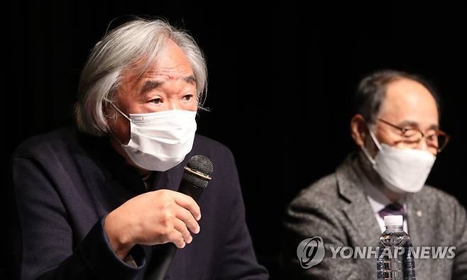 백건우, 아내 논란에 기자회견 (서울=연합뉴스) 한상균 기자 = 28일 피아니스트 백건우 씨가 서초동 흰물결아트센터에서 부인 윤정희 방치 의혹 관련 기자회견을 하고 있다. 오른쪽은 정성복 변호사. 
    백건우 씨는 이번 의혹을 제기한 MBC 'PD수첩'을 상대로 언론중재위원회에 정정보도와 11억원의 손해배상을 청구하는 조정을 신청했다. 2021.10.28 xyz@yna.co.kr