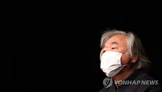 기자회견하는 백건우 (서울=연합뉴스) 한상균 기자 = 28일 피아니스트 백건우 씨가 서초동 흰물결아트센터에서 부인 윤정희 방치 의혹 관련 기자회견 중 함께 온 정성복 변호사의 발언을 듣고 있다. 백건우 씨는 이번 의혹을 제기한 MBC 'PD수첩'을 상대로 언론중재위원회에 정정보도와 11억원의 손해배상을 청구하는 조정을 신청했다. 2021.10.28 xyz@yna.co.kr