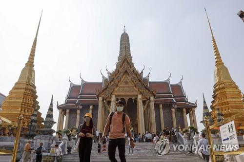 마스크를 쓰고 방콕 시내 왕궁을 둘러보는 관광객들. 2020.2.1 [EPA=연합뉴스]