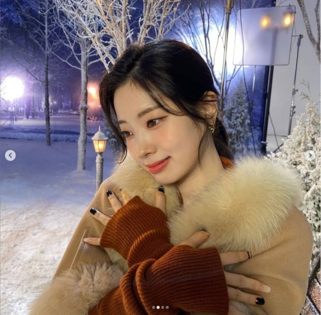 Group TWICE member Dahyun told her daily life.Dahyun posted four photos on the official Instagram of TWICE on the 29th.In the open photo, there is a picture of Dahyun posing in a coat in a winter background.On the other hand, TWICE, which Dahyun belongs to, will release the Regular 3rd album Formula of Love: O + T=<3 (Formula of Love: O + T=<3) on November 2.Photo: TWICE SNS