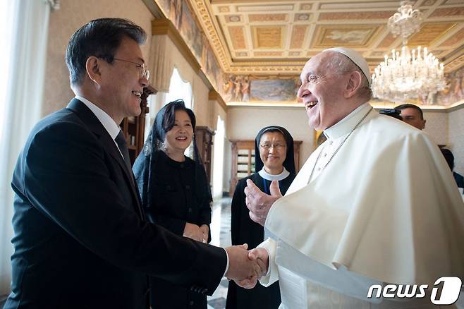 문재인 대통령이 2021년 10월29일(현지시간) 바티칸 교황청에서 프란치스코 교황과 단독 면담을 위해 만나 악수를 나누고 있다. © AFP=뉴스1