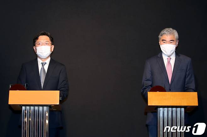 노규덕 외교부 한반도평화교섭본부장(왼쪽)과 성 김 미 국무부 대북 특별대표2021.10.24/뉴스1 © News1 사진공동취재단