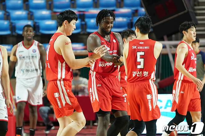 서울 SK가 대구 한국가스공사를 제압하고 단독 선두에 올랐다. (KBL 제공) © 뉴스1