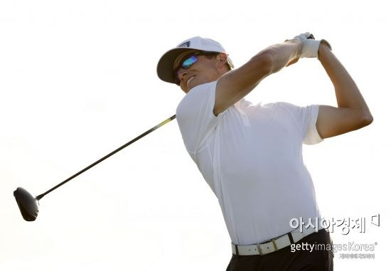 브랜던 해기가 버터필드 버뮤다챔피언십 첫날 9번홀에서 티 샷을 날리고 있다. 버뮤다=Getty images/멀티비츠