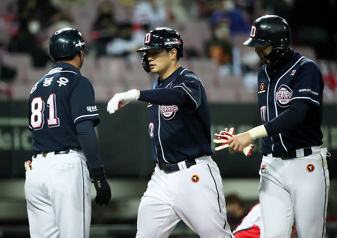 두산 베어스 김재환이 29일 광주 챔피언스필드에서 열린 2021 KBO 기아 타이거즈와 경기에서 6회초 3점 홈런을 친 뒤 강동우 코치의 환영을 받고 있다. 김재환은 이 홈런으로 개인 통산 200홈런을 달성했다. 광주/연합뉴스