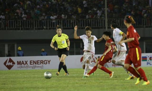 경기장 안에서 심판은 공의 흐름을 따라 부지런히 뛰어야 한다. 사진은 오현정 심판이 처음 국제심판으로 참여한 대회인 ‘2015 AFF 여자 챔피언십’ 미얀마-베트남 전. 노란색 심판복을 입은 이가 그다. 오현정 제공