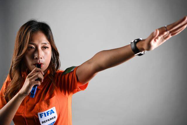 오현정 심판에게 휘슬을 불 때 상황을 재연해 달라고 부탁했다. 휘슬은 때론 경기의 판도를 바꿔 놓는다. 한지은 인턴기자