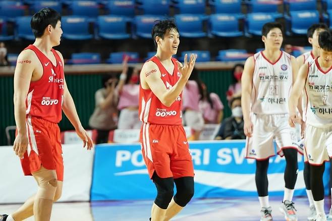 서울 SK의 김선형(가운데).   프로농구연맹(KBL)