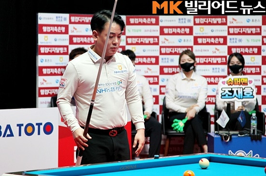 NH농협카드의 "주장" 조재호가 "웰컴저축은행 PBA팀리그 2021-2022 4라운드" 1일차 경기에서 블루원엔젤스와 경기를 하고 있다.