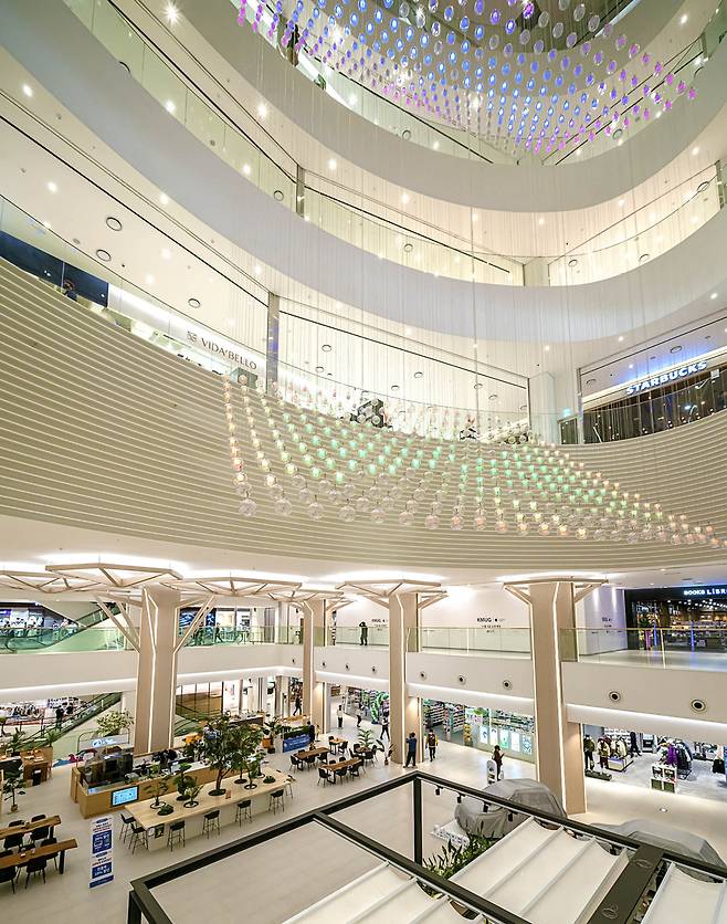 AK플라자가 29일 경기도 광명시 일직동에 데일리 프리미엄 쇼핑몰 ‘AK플라자 광명점’을 정식 오픈했다. [AK플라자 제공]