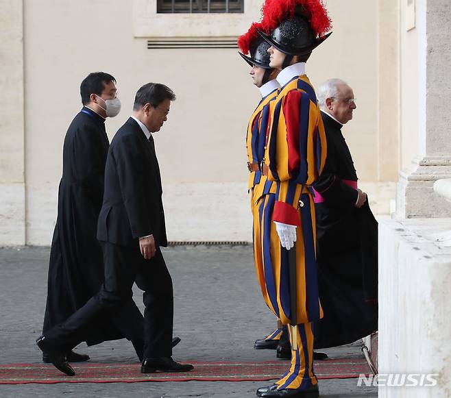[바티칸=뉴시스] 김진아 기자 = 교황청을 공식 방문한 문재인 대통령이 29일(현지시간) 레오나르도 사피엔자 몬시뇰 교황청 궁내원 의전 담당의 안내로 이동하고 있다. 2021.10.29. bluesoda@newsis.com