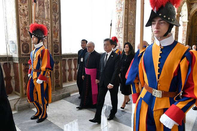 [바티칸=뉴시스] 김진아 기자 = 교황청을 공식 방문한 문재인 대통령이 29일(현지시간) 교황궁에서 이동하고 있다. (사진=바티칸 제공) 2021.10.29. photo@newsis.com *재판매 및 DB 금지