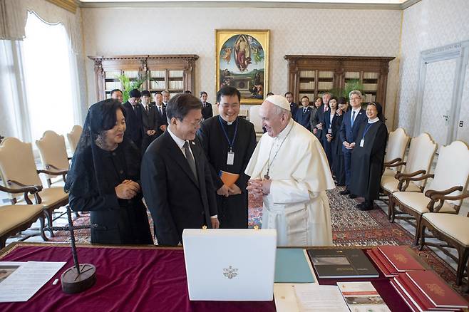 [바티칸=뉴시스] 김진아 기자 = 바티칸 교황청을 공식 방문한 문재인 대통령과 부인 김정숙 여사가 29일(현지시간) 프란치스코 교황과 대화하고 있다. (사진=바티칸 제공) 2021.10.29. photo@newsis.com *재판매 및 DB 금지