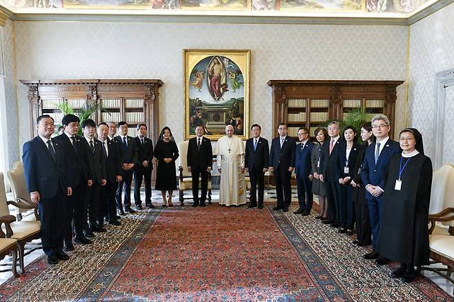 [바티칸=뉴시스] 김진아 기자 = 바티칸 교황청을 공식 방문한 문재인 대통령과 부인 김정숙 여사가 29일(현지시간) 프란치스코 교황과 면담 후 기념촬영을 하고 있다. (사진=바티칸 제공) 2021.10.29. photo@newsis.com *재판매 및 DB 금지