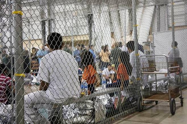 트럼프 정부 이민 당국에 의해 불법입국하다 붙잡혀 부모와 강제로 격리 이별한 아이들이 수용소의 케이지(철망우리) 안에 갇혀 생활하고 있다 *재판매 및 DB 금지