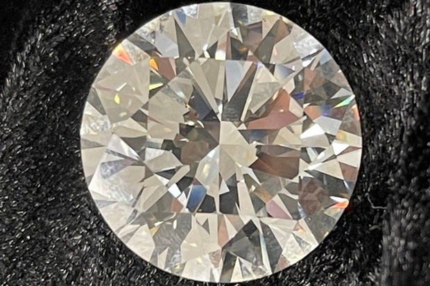 중고로 산 모조품이 알고 보니 200만 파운드(약 32억 원) 상당의 진짜 다이아몬드였다. 28일 BBC는 대청소 도중 발견한 모조품이 진짜 다이아몬드로 밝혀져 소유주가 뜻밖의 횡재를 했다고 보도했다.