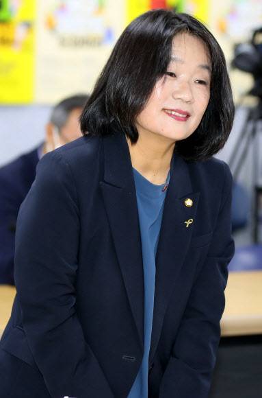 인사하는 윤미향 의원 - 지난해 7월 당시 더불어민주당 환경노동위원회 소속 윤미향 의원(현재 무소속)이 서울 여의도 한국노총에서 열린 간담회에서 참석자에게 인사를 하고 있다. 2020.7.14 연합뉴스