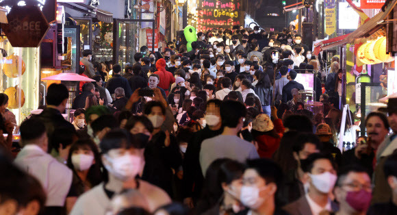 인파로 가득찬 이태원 거리 - 주말 핼러윈을 앞둔 29일 오후 서울 용산구 이태원 세계음식거리가 시민들로 북적이고 있다. 2021.10.29 연합뉴스