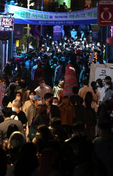 이태원 찾은 시민들 - 주말 핼러윈을 앞둔 29일 오후 서울 용산구 이태원 세계음식거리가 시민들로 북적이고 있다. 2021.10.29 연합뉴스