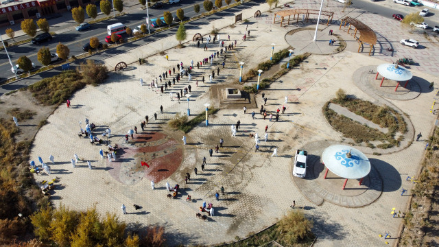 지난 22일 중국 네이멍구자치구 어지나시의 한 광장에서 시민들이 코로나19 핵산검사를 받기 위해 길게 줄을 서 있다. /신화연합뉴스