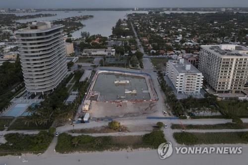 지난 6월 미국 플로리다주 서프사이드 아파트 붕괴사고 현장의 잔해가 치워진 모습 [AFP=연합뉴스 자료사진]