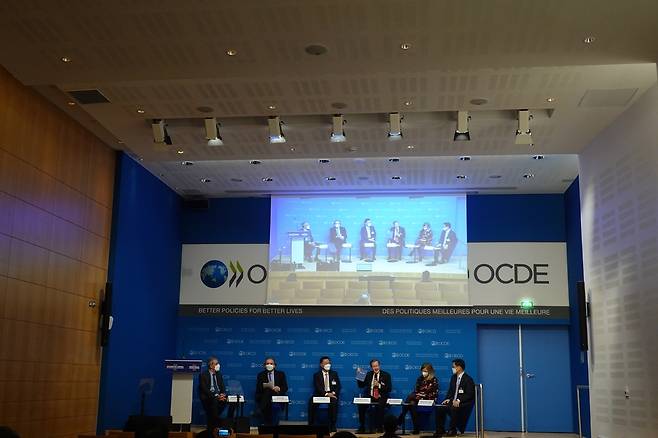한국의 OCED 가입 25주년 기념 세미나 (파리=연합뉴스) 현혜란 특파원 = 한국의 경제협력개발기구(OECD) 가입 25주년을 맞아 주OECD 한국 대표부가 프랑스 파리 OECD 본부에서 '한국의 과거, 현재, 미래'를 주제로 세미나를 개최했다. 2021.10.28 runran@yna.co.kr