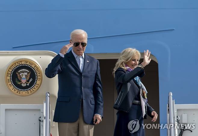 유럽 순방 떠나는 바이든 대통령 부부 (AP=연합뉴스) 조 바이든 미국 대통령 부부가 28일(현지시간) 유럽 순방을 위해 전용기에 오르며 인사하고 있다. 2021.10.28. photo@yna.co.kr