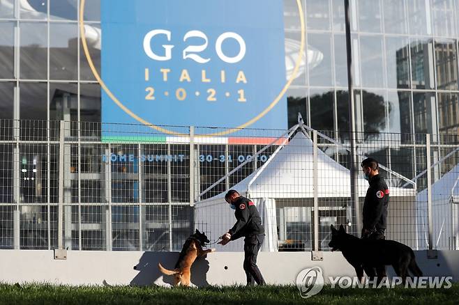 G20 정상회의장을 순찰하는 폭발물 탐지견 (로마 로이터=연합뉴스) 이탈리아 특수경찰이 27일(현지시간) 폭발물 탐지견과 함께 G20 정상회의장인 라누볼라 컨벤션센터 주변을 순찰하고 있다. 2021.10.29. photo@yna.co.kr