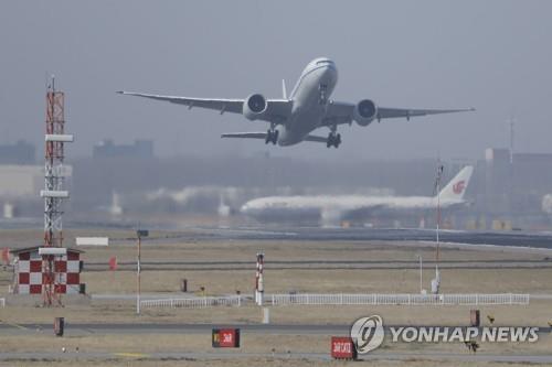 베이징 서우두공항 이륙하는 항공기 [EPA 연합뉴스 자료사진. 재판매 및 DB 금지]