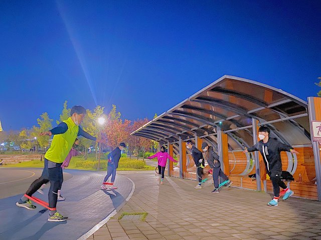 ‘한국 여자마라톤의 전설’ 권은주 프리랜서 마라톤 감독(가운데)이 마라톤 교실에서 참가자들에게 보강훈련을 시키고 있다. 권은주 감독 제공.