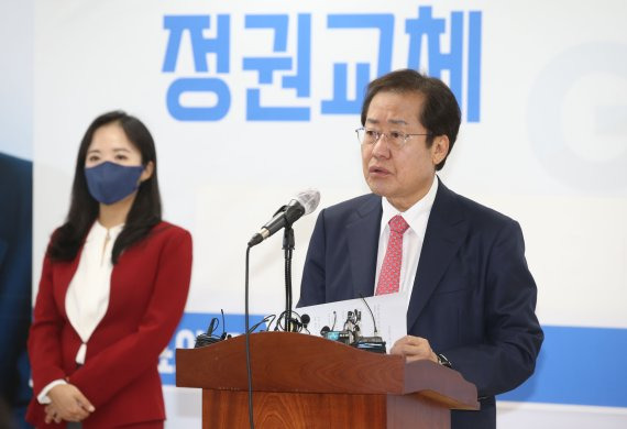 [서울=뉴시스] 국회사진기자단 = 국민의힘 대권주자인 홍준표 의원이 29일 오전 서울 여의도 선거사무소에서 '정치 대개혁' 공약발표를 하고 있다. 2021.10.29. photo@newsis.com /사진=뉴시스