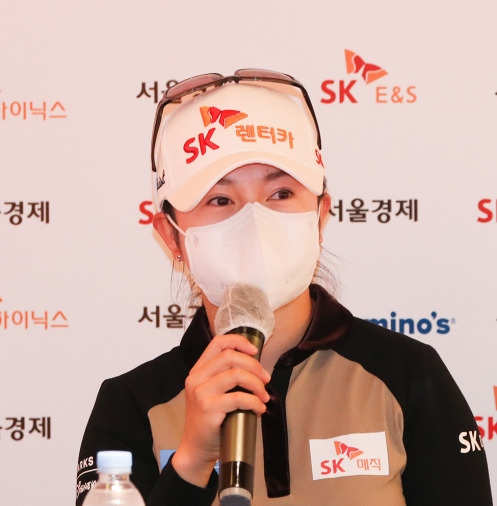 2021년 한국여자프로골프(KLPGA) 투어 SK네트웍스·서경 레이디스 클래식에 출전한 이승연 프로가 2라운드에서 인터뷰하는 모습이다.