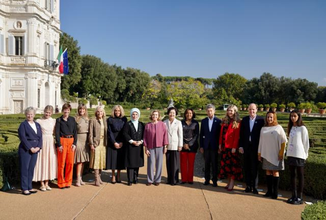 G20 정상회의 참석차 로마를 방문 중인 문재인 대통령의 부인 김정숙 여사가 30일 오전(현지시간) 로마 빌라 팜필리에서 이탈리아 총리 부인 주최 오찬을 마친 뒤 G20 정상 배우자들과 오찬장 앞에서 단체 사진을 촬영하고 있다. 왼쪽부터 호프 에클레즈 FSB 의장 부인, 올가 크롭첸코 러시아 대통령 부인 , 아멜리 데르보드랑기앵 EU 상임의장 부인, 베고냐 고메즈 스페인 총리 부인, 질 바이든 미국 대통령 부인, 브리짓 마크롱 프랑스 대통령 부인, 에미네 에르도안 터키 대통령 부인, 마리아 세레넬라 카펠로 이탈리아 총리 부인, 김정숙 여사, 데니스 치세케디 DR콩고 대통령 부인, 요하임 자우어 독일 총리 배우자, 캐리 존슨 영국 총리 부인, 하이코 폰 데어 라이엔 EU 집행위원장 배우자, 키디스트 버헤인 WHO 사무총장 부인. 연합뉴스