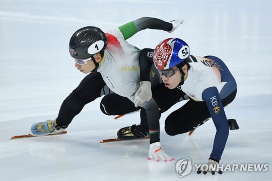 경쟁하는 쇼트트랙 대표팀 황대헌
[AFP=연합뉴스]