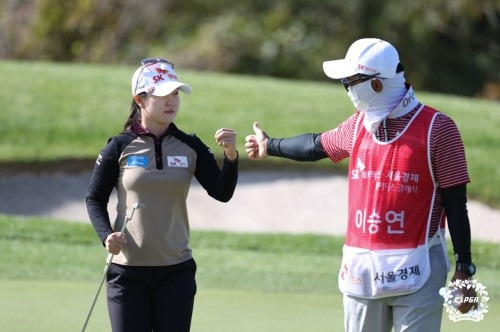 3번 홀에서 버디를 잡고 캐디와 세리머니를 하고 있는 이승연. [사진=KLPGA]