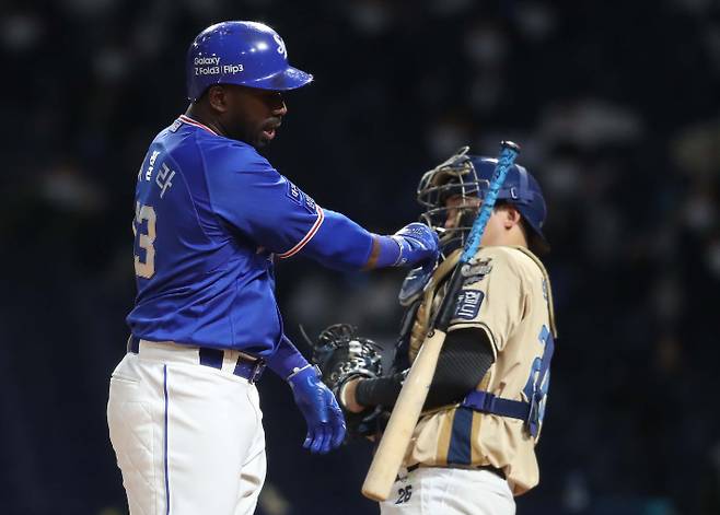 29일 창원NC파크에서 열린 '2021 KBO 프로야구' NC 다이노스와 삼성 라이온즈의 경기. 4회 초 무사 1루 상황에서 삼성 4번 피렐라가 삼진을 당한 뒤 배트를 던지고 있다. 연합뉴스