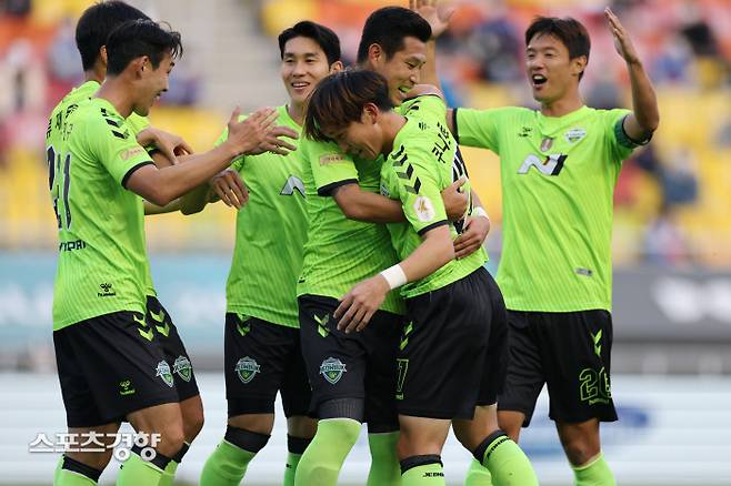 전북 현대의 선제골을 넣은 쿠니모토가 동료들의 축구랄 받고 있다. 프로축구연맹 제공